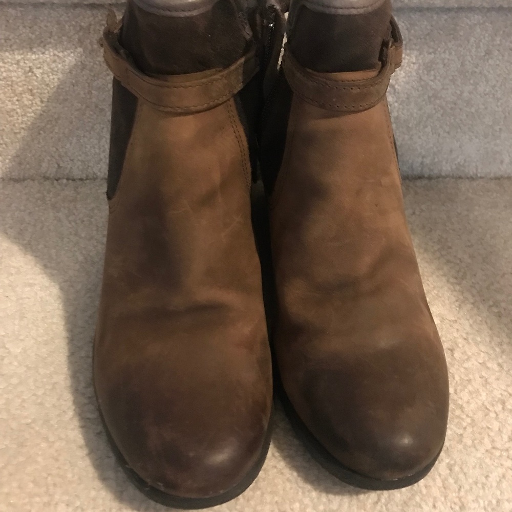 UGG Emalie Boots Women’s 8 Waterproof